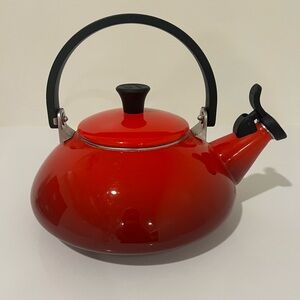 Le Creuset Zen Kettle - Cherry Red